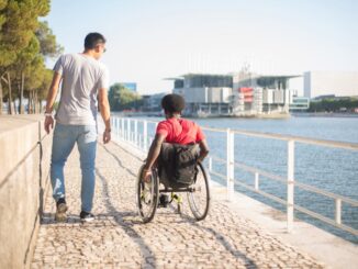 Randonné en fauteuil roulant sur l'Aubrac : une révolution pour le tourisme inclusif