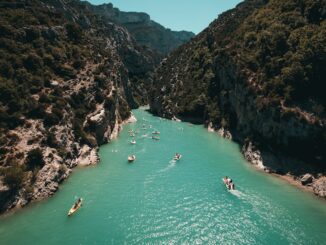 Randonner dans l’eau : La fraîcheur et l’adrénaline au cœur des gorges françaises