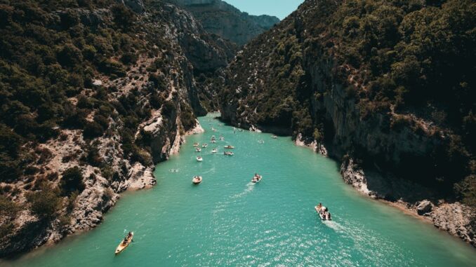 Randonner dans l’eau : La fraîcheur et l’adrénaline au cœur des gorges françaises