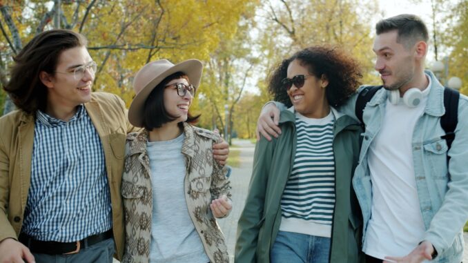 Rando-dating, ciné, solidaire… et si la marche devenait le meilleur prétexte pour se (re)connecter ?