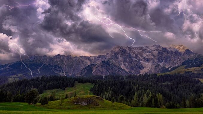 Orage en montagne : le protocole vital à connaître si la foudre vous surprend